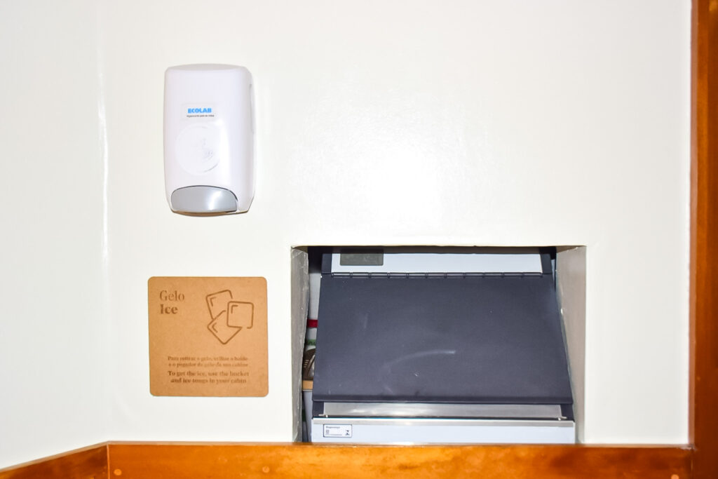 Dispenser de gelo gratuito no Grand Amazon