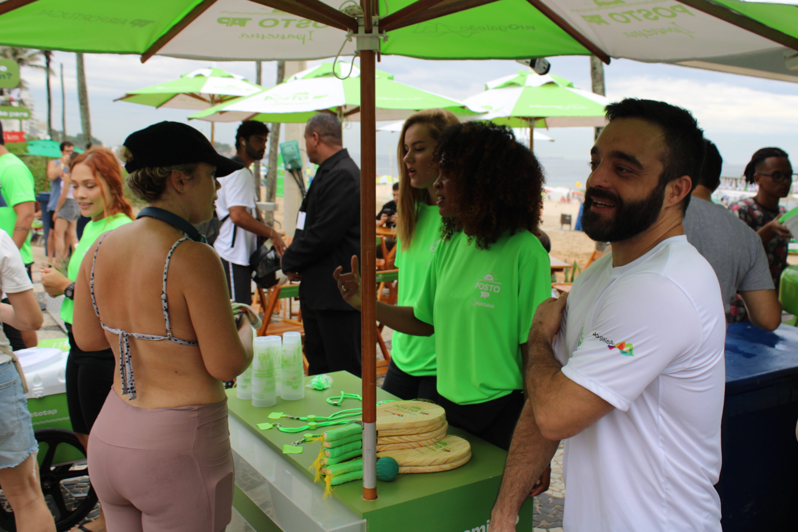 Distribuição de prêmios com palitos de sorvetes premiados Distribuição de prêmios com palitos de sorvetes premiados