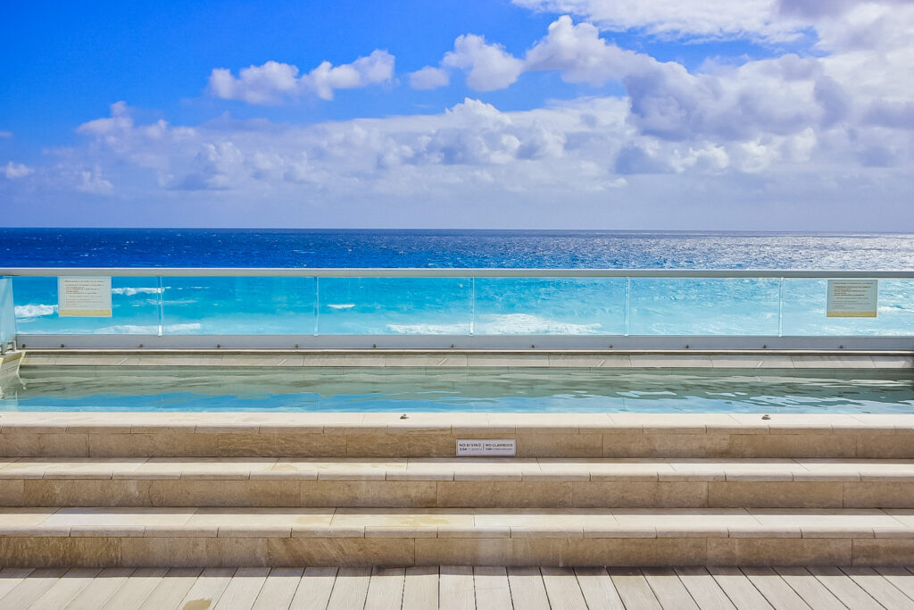 Diversas jacuzzis estão a disposição dos hóspedes no Hilton Cancun Mar Caribe All Inclusive Resort