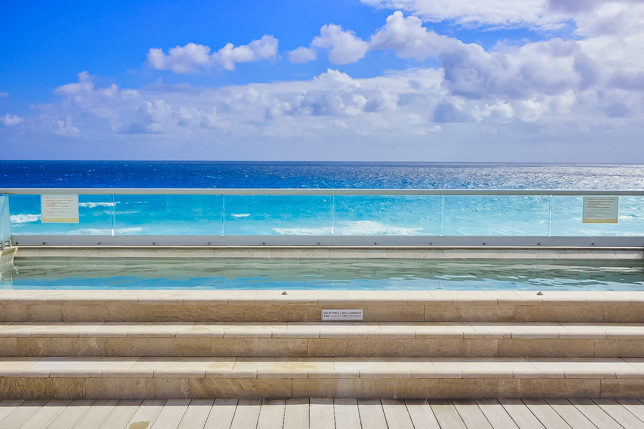 Diversas jacuzzis estão a disposição dos hóspedes no Hilton Cancun Mar Caribe All Inclusive Resort