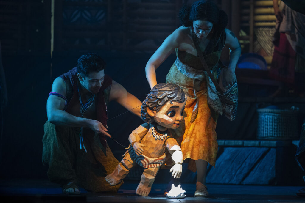 Enorme marionete representa Moana quando criança