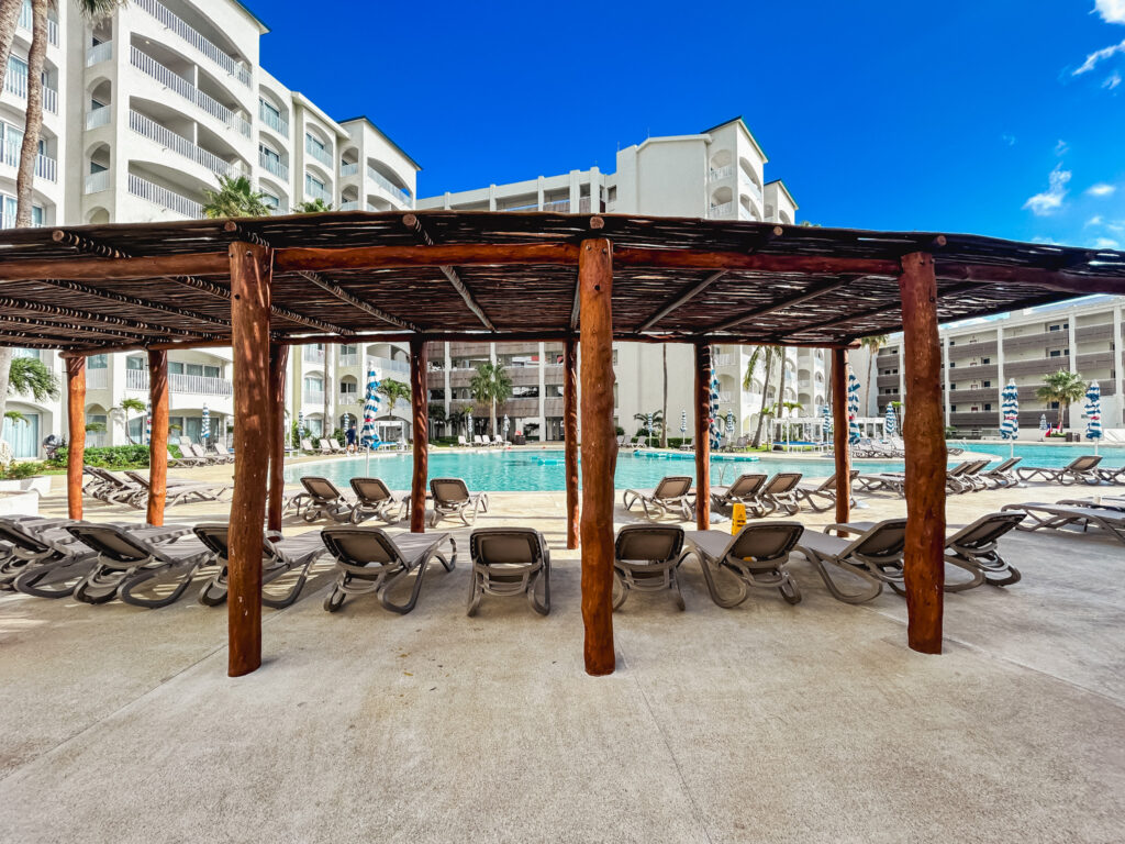 Espreguiçadeiras cobertas na área da piscina do Hilton Cancun Mar Caribe All Inclusive Resort