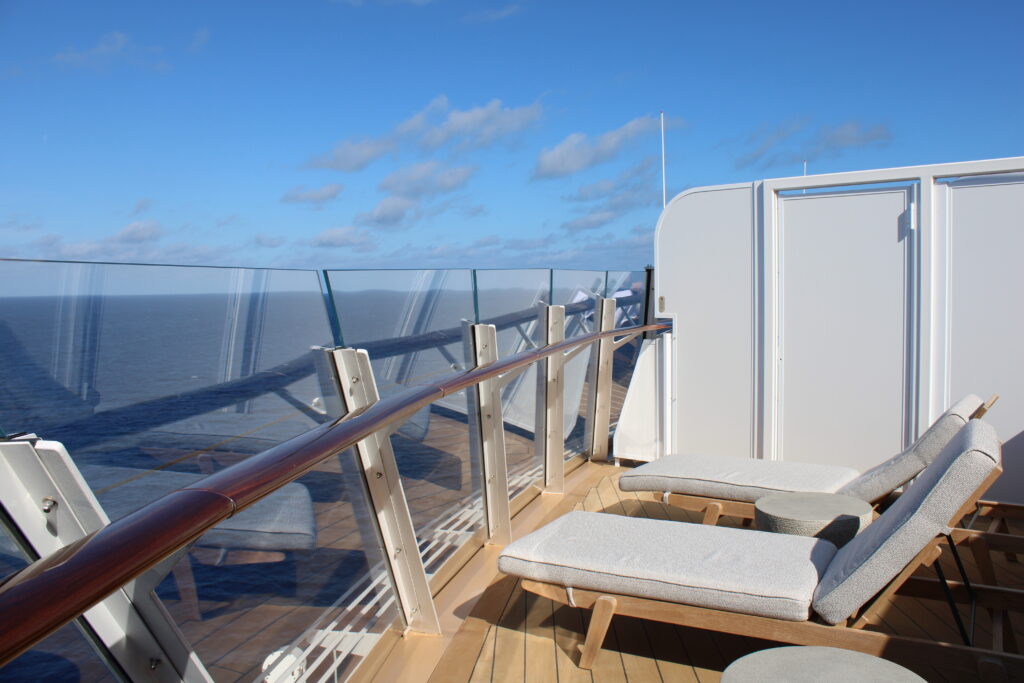 Espreguiçadeiras com vista para o mar da Rajh Royal Suite
