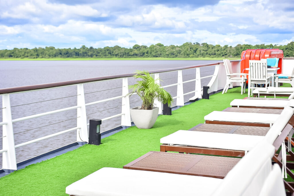 Espreguiçadeiras no deck superior
