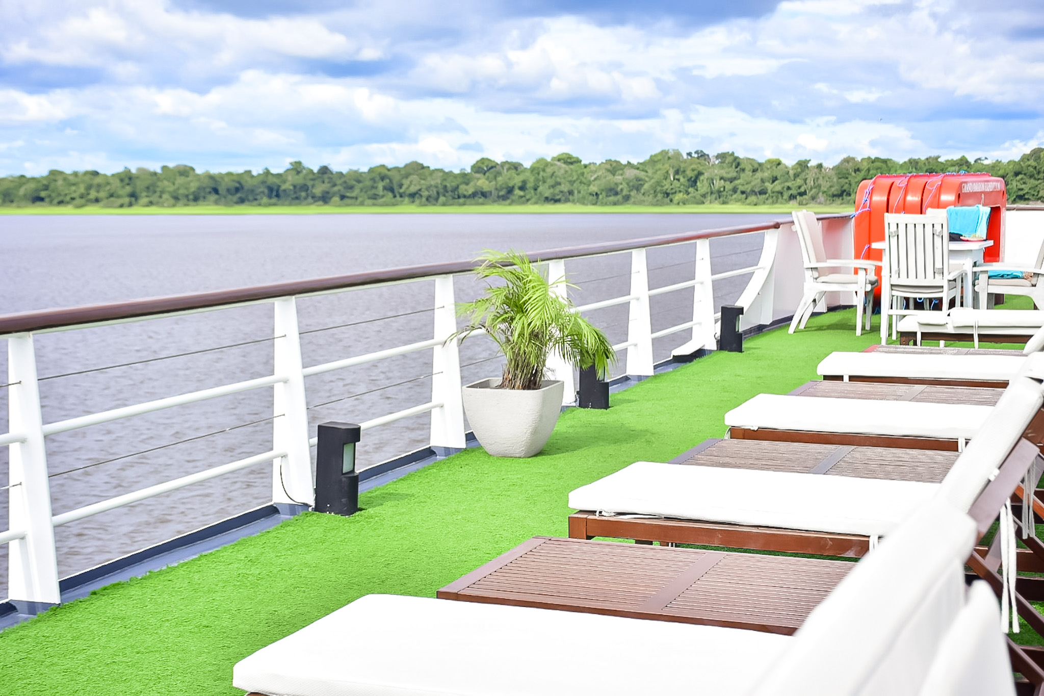 Espreguiçadeiras no deck superior
