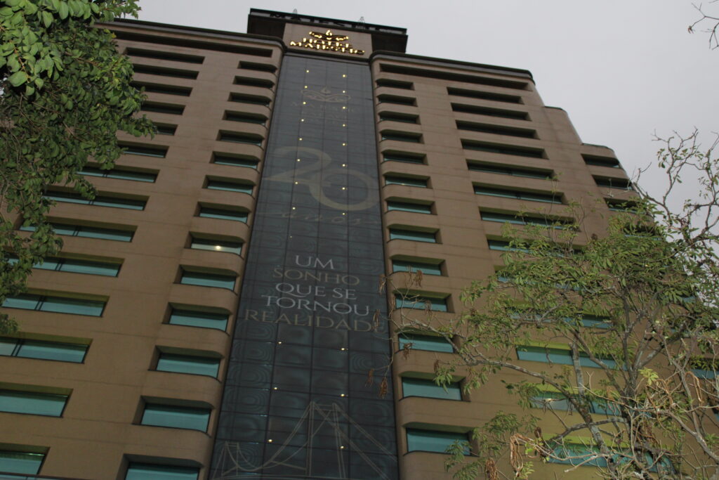 Fachada comemorativa celebra os 20 anos do Majestic Palace Hotel