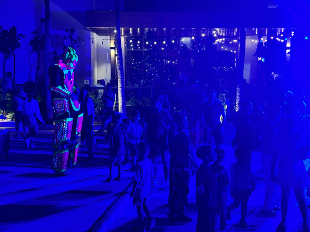 Festa com megatron no Hilton Cancún All Inclusive Resort