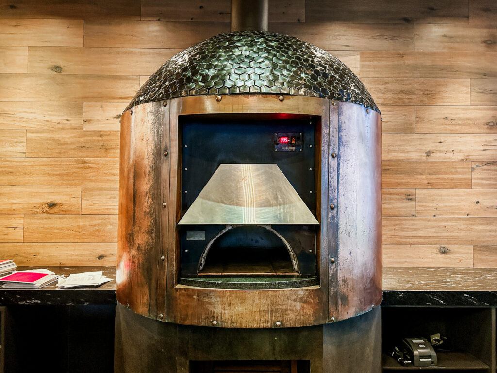 Forno de pizza do restaurante La Luce