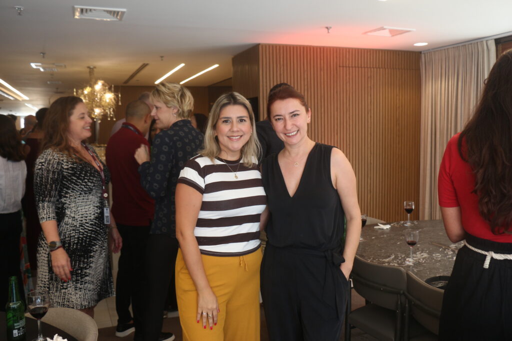 Francys Rivas, da Qatar Airways e Esra Coelho, da Turkish Airlines