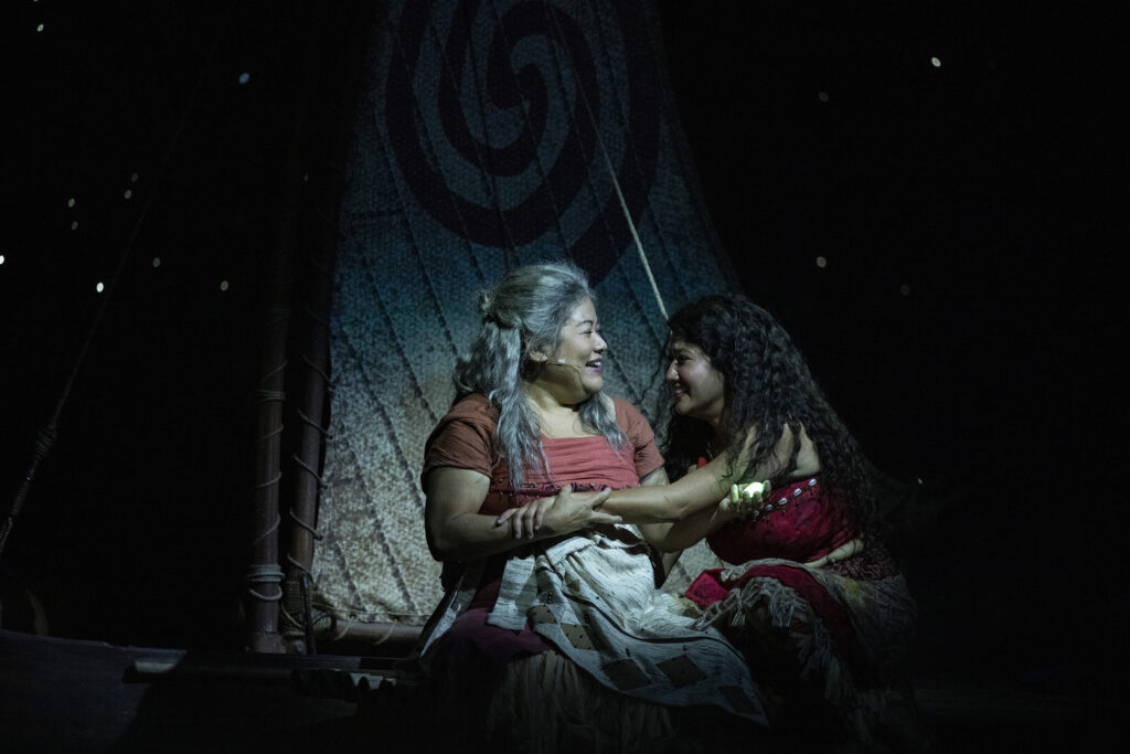 Gramma Tala, narradora da história, apresenta sua neta Moana