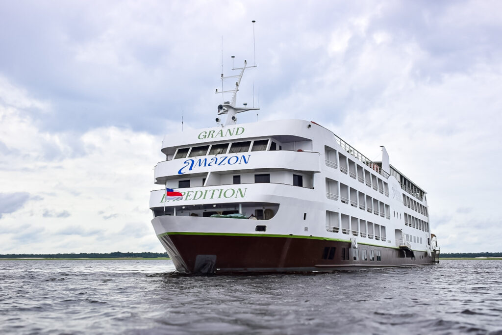 Grand Amazon Expedition em navegação no Rio Negro