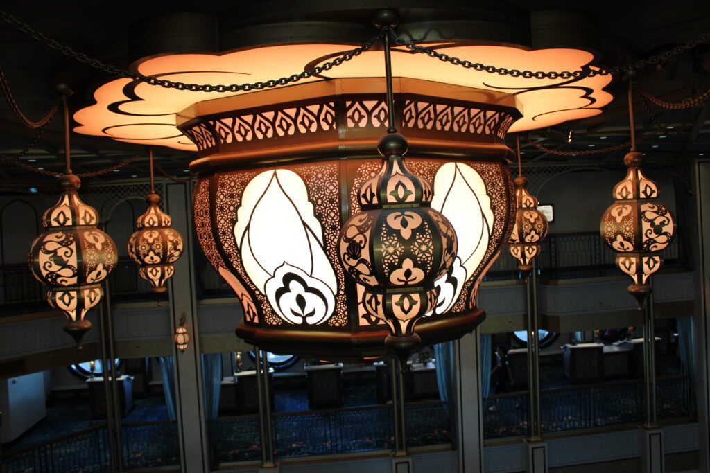 Grande lustre do hall de entrada chama a atenção dos hóspedes