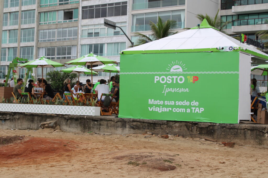 Grande quiosque da TAP em pleno calçadão de Ipanema