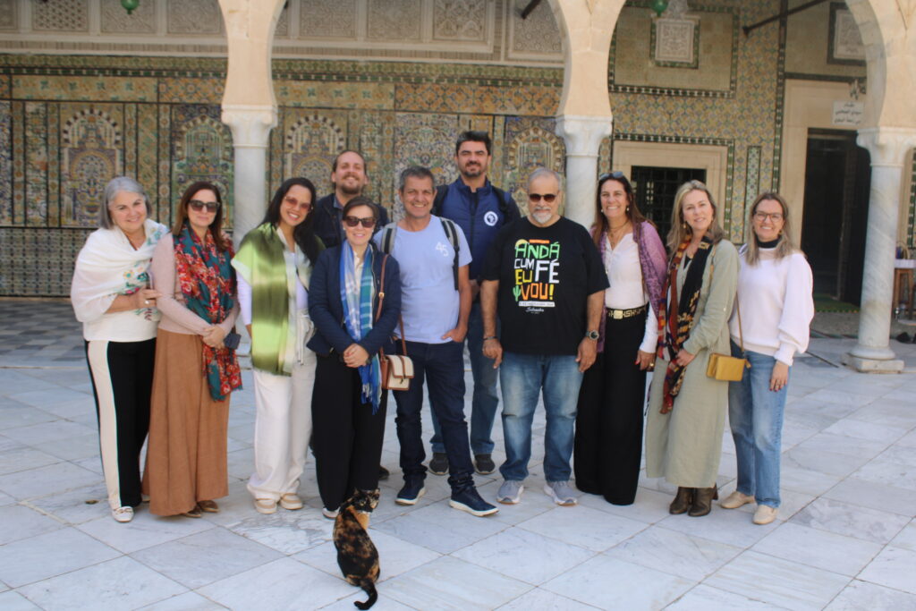 Grupo de agentes de viagens no Mausoléo do Barbeiro