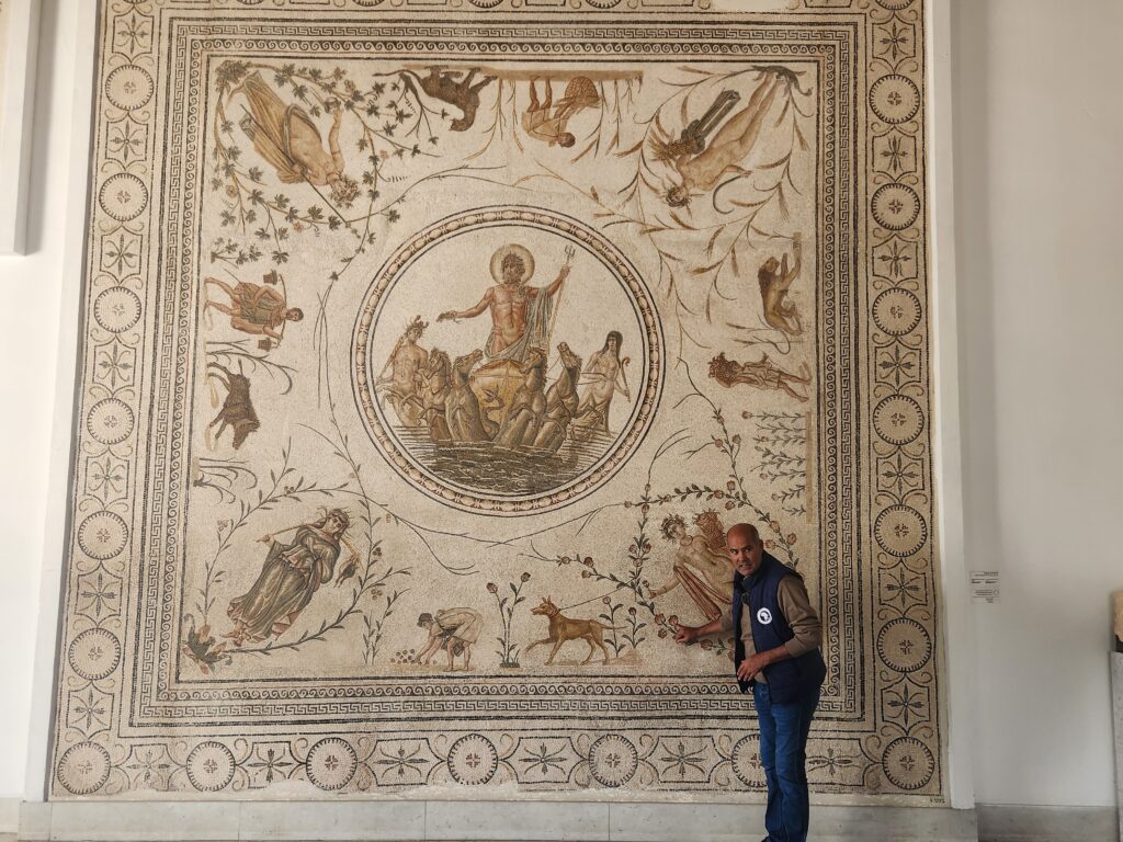 Guia explica detalhes de cada mosaico em exibição
