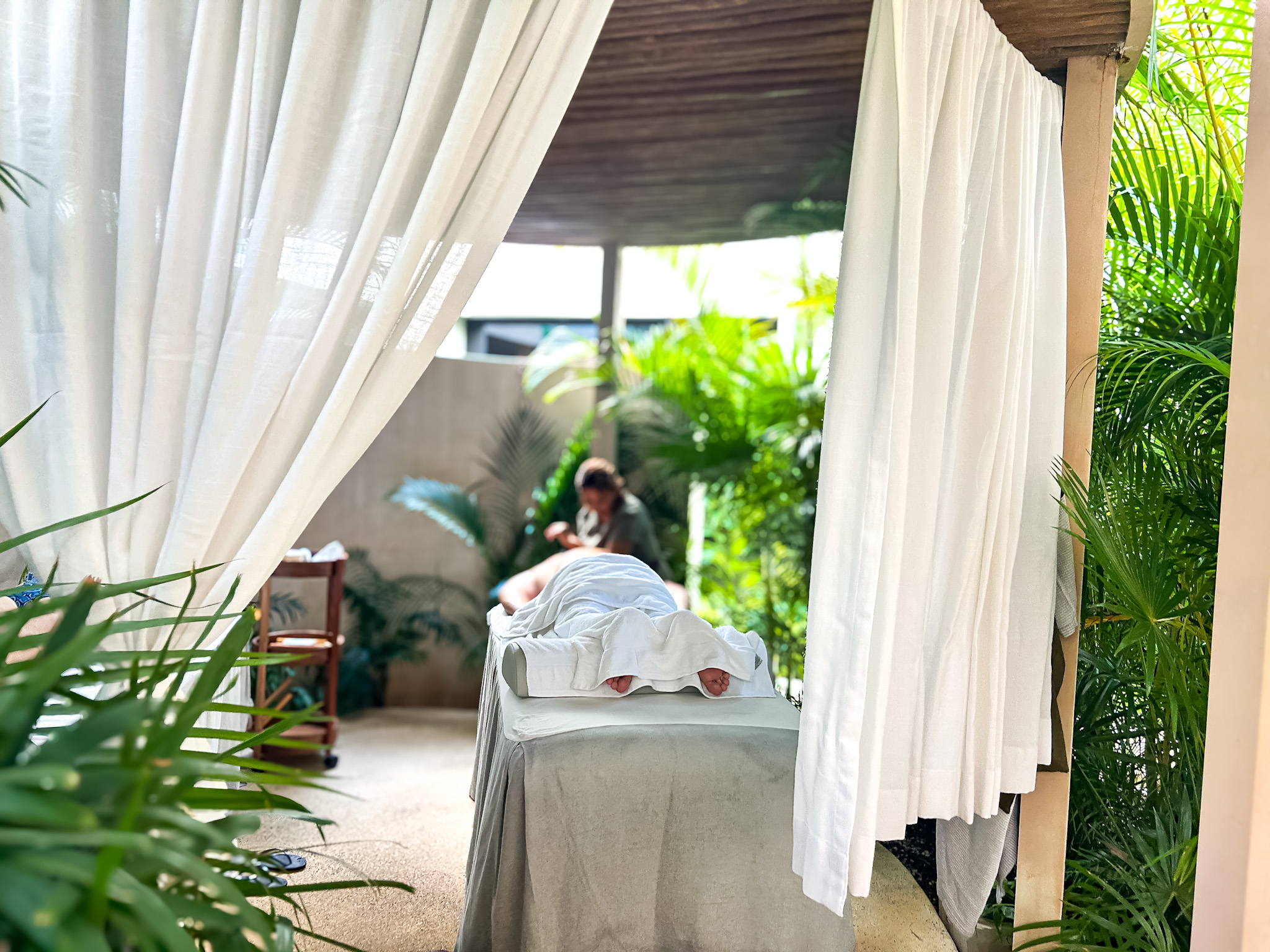 Há tendas de tratamento externas para os hóspedes no spa
