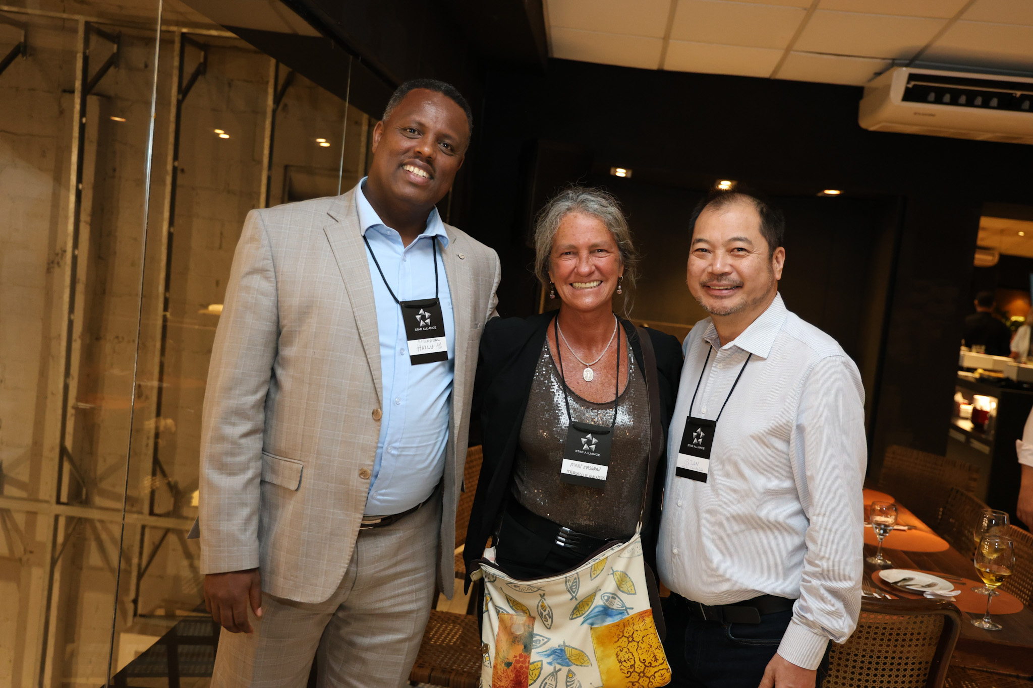Hailu Hurji, diretor geral da Ethiopian no Brasil, Mari Masgrau, do M&E, e Gian Carlos, da Air Canadá Hailu Hurji, diretor geral da Ethiopian no Brasil, Mari Masgrau, do M&E, e Gian Carlos, da Air Canadá