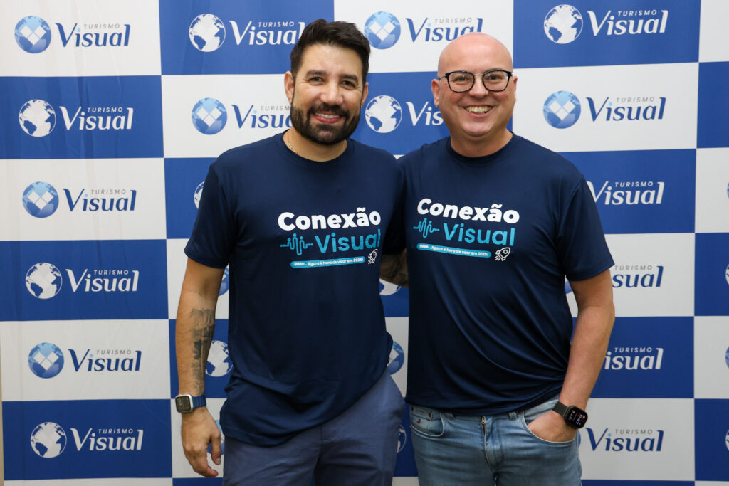 Convenção de Vendas: Rextur Advance e Visual Turismo se unem em parceria inédita 1 Hugo Lagares diretor da Visual e Fabio Mader vice presidente de Produtos e RM da CVC Corp Convenção de Vendas: Rextur Advance e Visual Turismo se unem em parceria inédita
