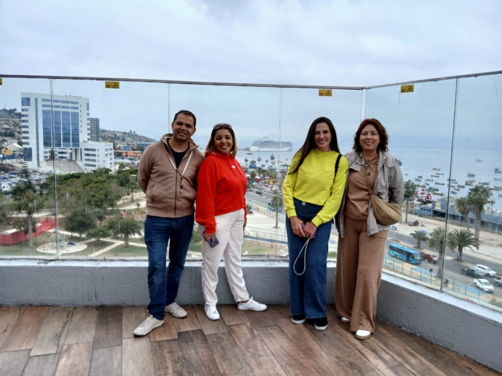 Majestic Princess, ao fundo, entre Flavio Couto, da Vope, Thabita Roldão, da Roldão Tur, Beatriz do Vale, do M&E, e Líz Räda, da Discover Cruises