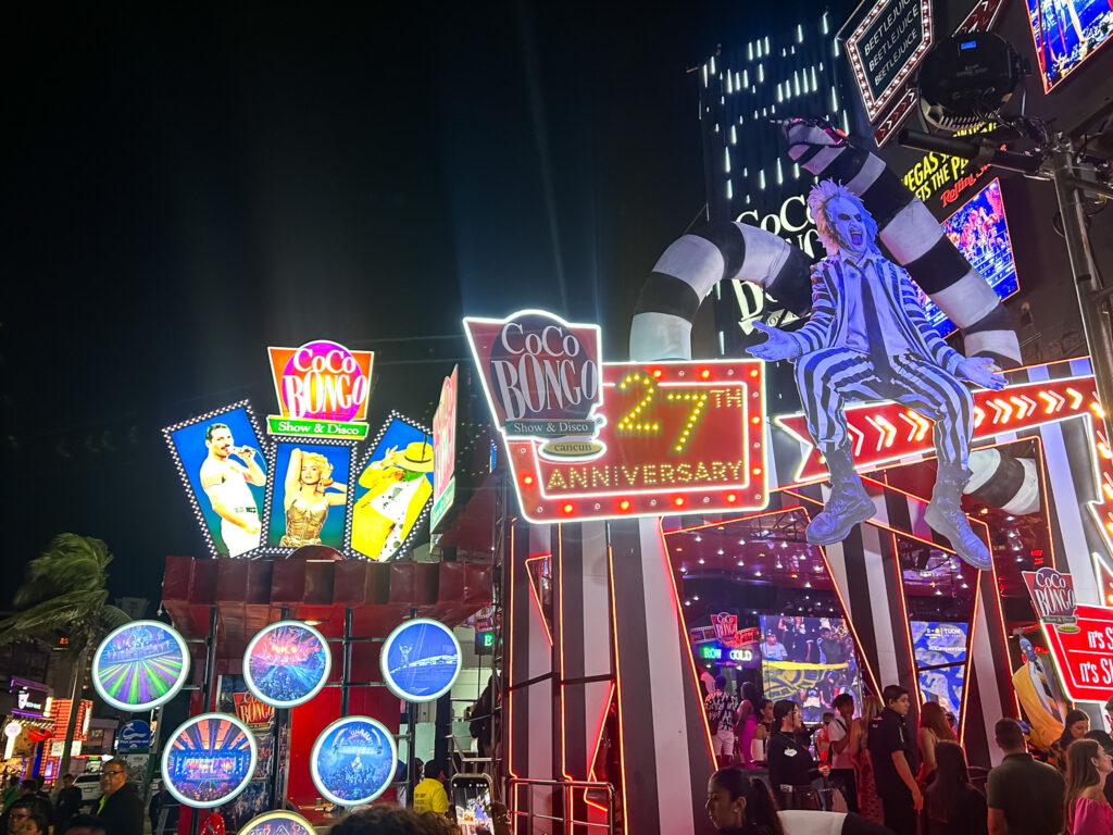 O Coco Bongo é famoso por seus shows temáticos, com performances inspiradas em filmes, musicais e eventos pop O Coco Bongo é famoso por seus shows temáticos, com performances inspiradas em filmes, musicais e eventos pop