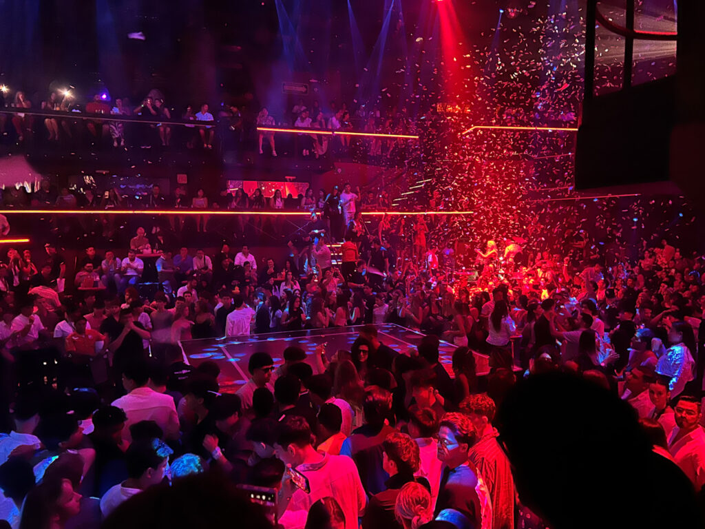 O dress code do Coco Bongo é casual elegante, mas a maioria dos turistas opta por roupas coloridas e divertidas O dress code do Coco Bongo é casual elegante, mas a maioria dos turistas opta por roupas coloridas e divertidas