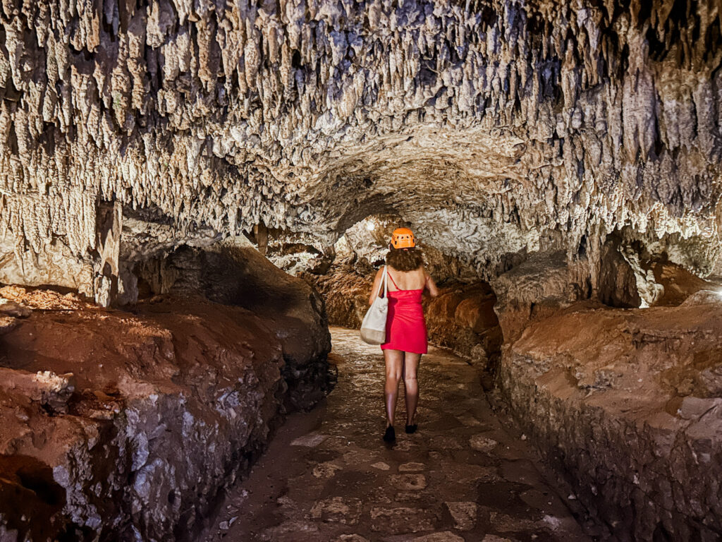 As cavernas do parque Xplor são milenares e contam com diversas estalactites e estalagmites As cavernas do parque Xplor são milenares e contam com diversas estalactites e estalagmites