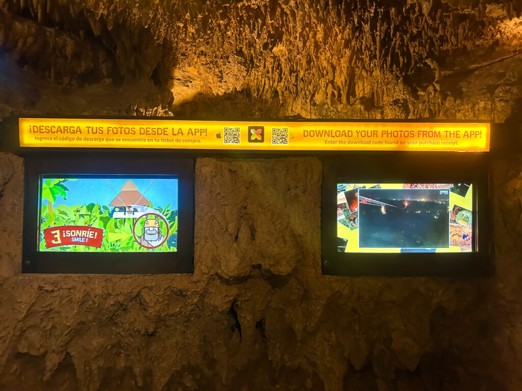 Dispositivos de fotografia estão espalhados pelo parque, assim como os televisores, para idetificar as fotografias tiradas Dispositivos de fotografia estão espalhados pelo parque, assim como os televisores, para idetificar as fotografias tiradas