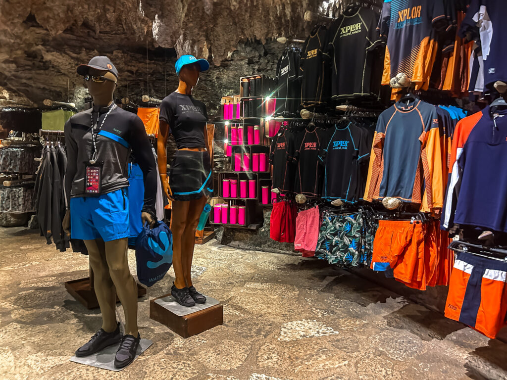 Roupas e acessórios para água e proteção do sol estão à venda no parque Roupas e acessórios para água e proteção do sol estão à venda no parque