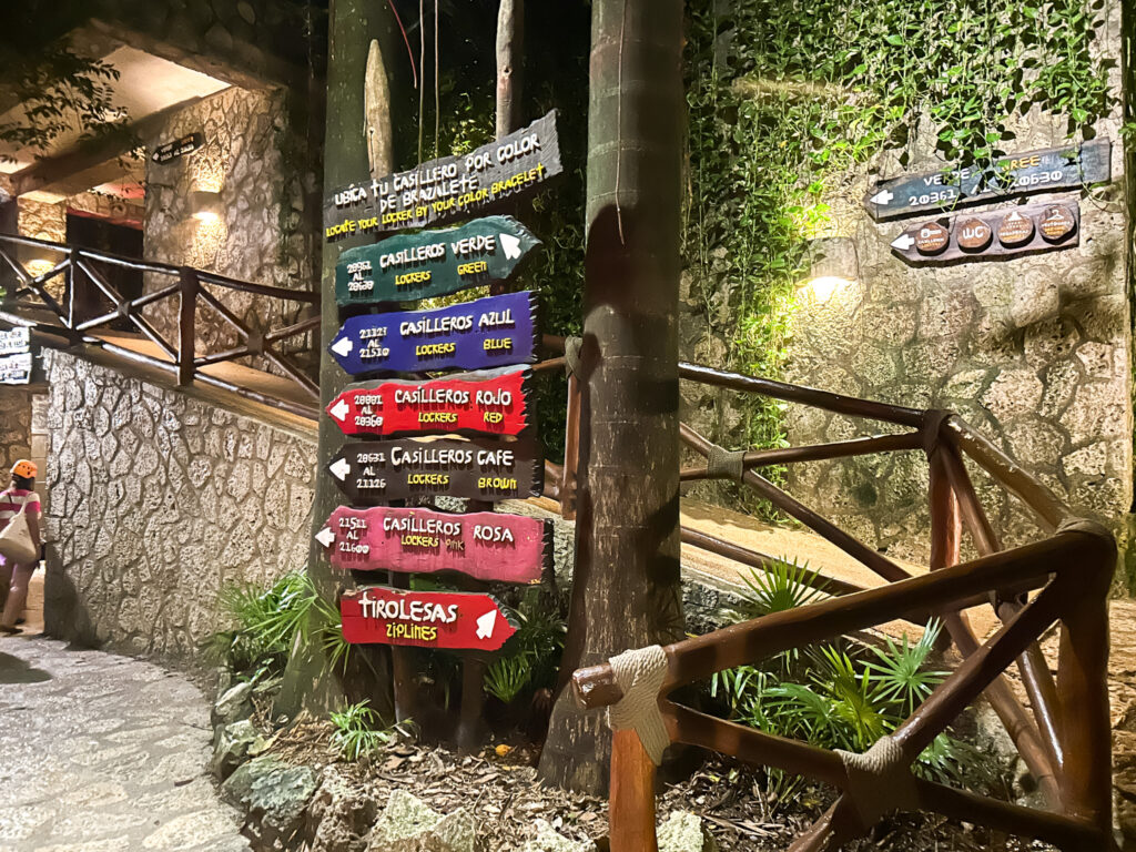 O parque oferece guarda-volumes sinalizados por cores, além de banheiros, duchas e restaurantes O parque oferece guarda-volumes sinalizados por cores, além de banheiros, duchas e restaurantes