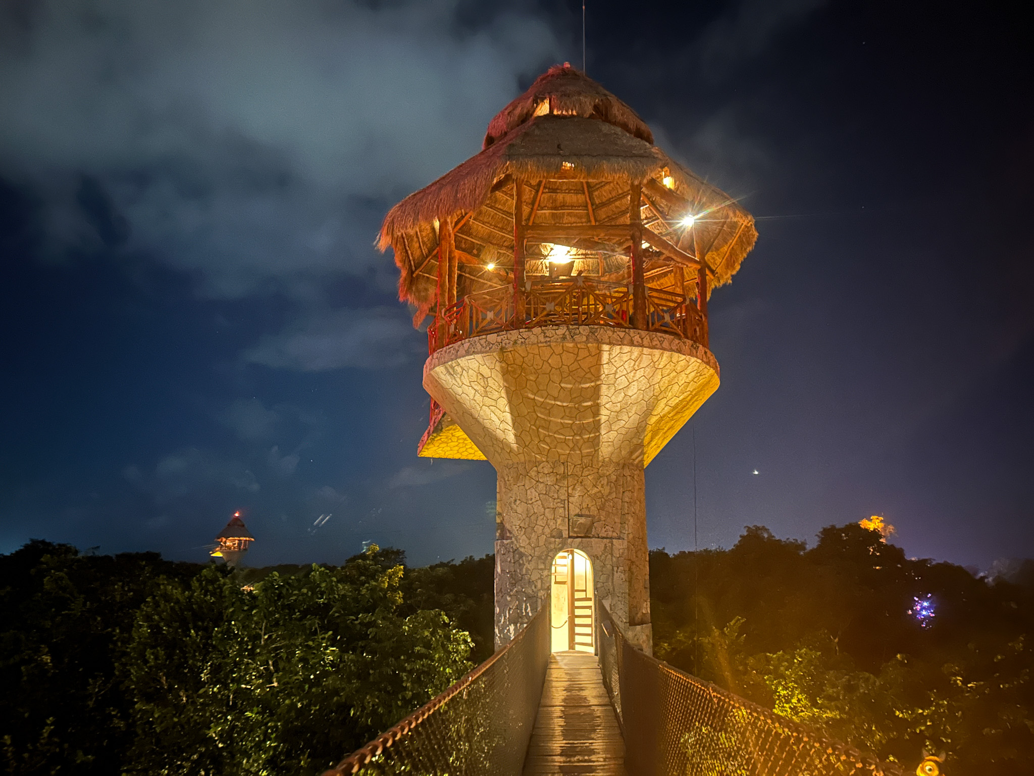 O percurso conta com torres interligadas O percurso conta com torres interligadas