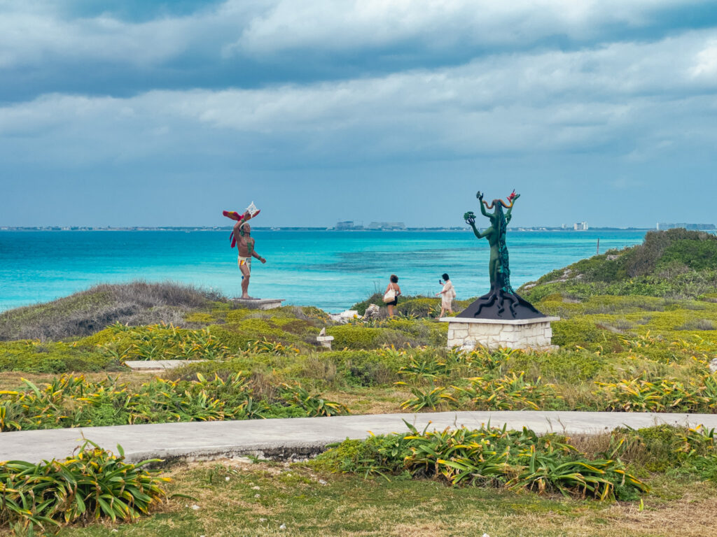 Os penhascos da Punta Sur oferecem um mirante natural com vistas espetaculares da ilha, do mar e da costa de Cancún Os penhascos da Punta Sur oferecem um mirante natural com vistas espetaculares da ilha, do mar e da costa de Cancún