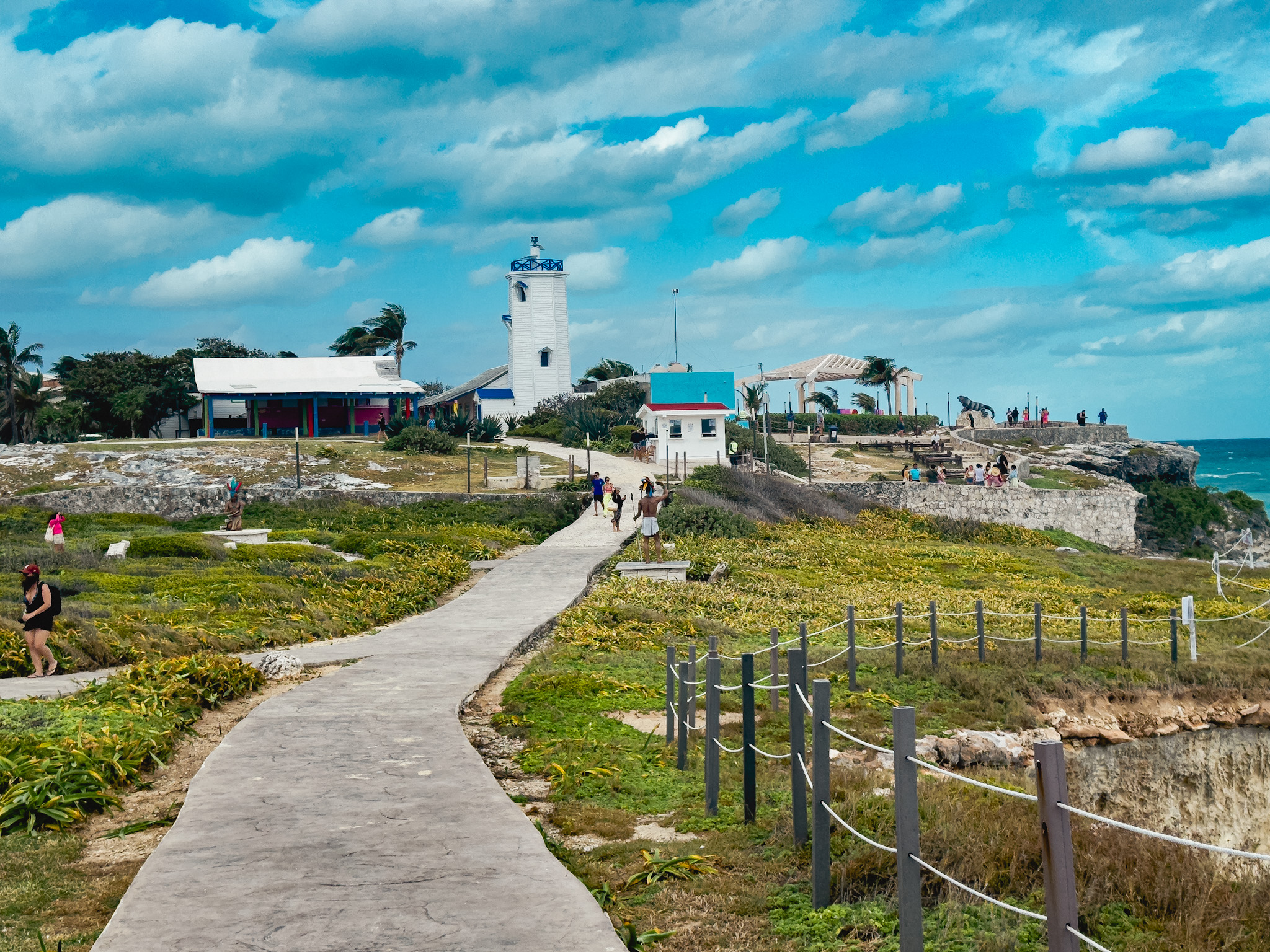 O farol de Punta Sur é um marco histórico da ilha e oferece vistas panorâmicas deslumbrantes O farol de Punta Sur é um marco histórico da ilha e oferece vistas panorâmicas deslumbrantes