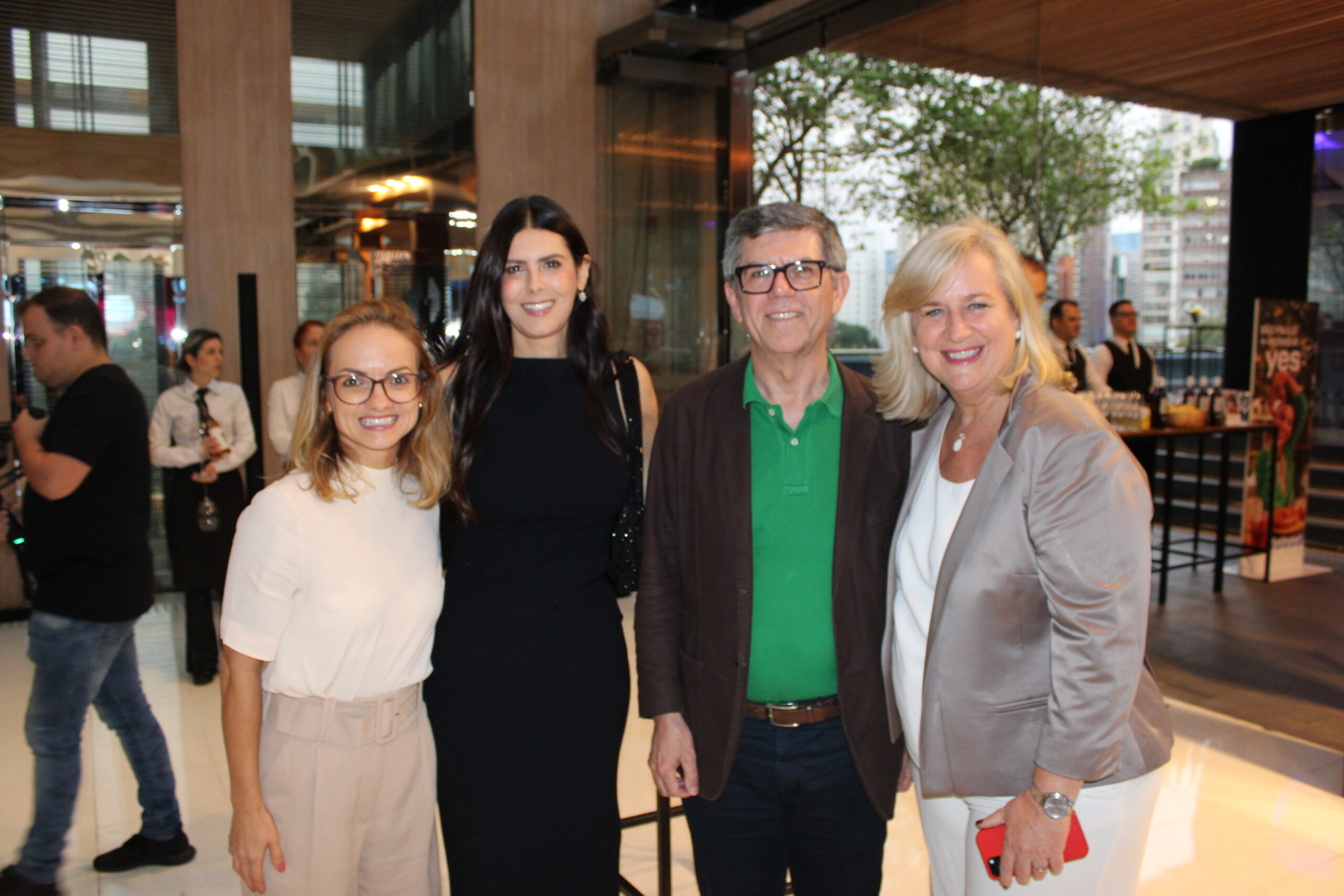 Flávia Pirola, da Tyller, e Pedro Henrique, da Blue Travel, entre Katrin Dalibor e Annette Tauber, da Lufthansa