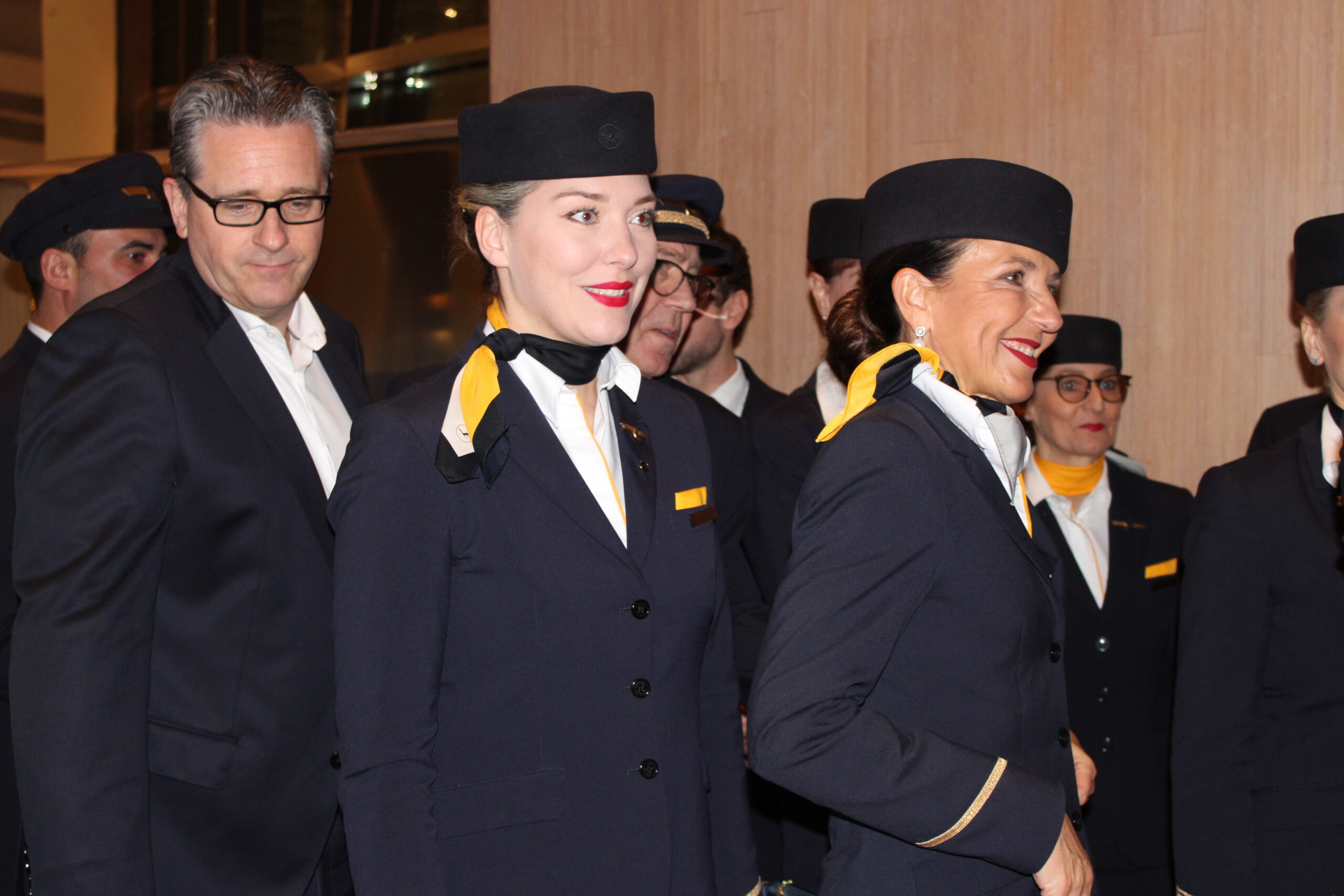 O time de comissários de bordo do voo inaugural estiveram presentes no evento