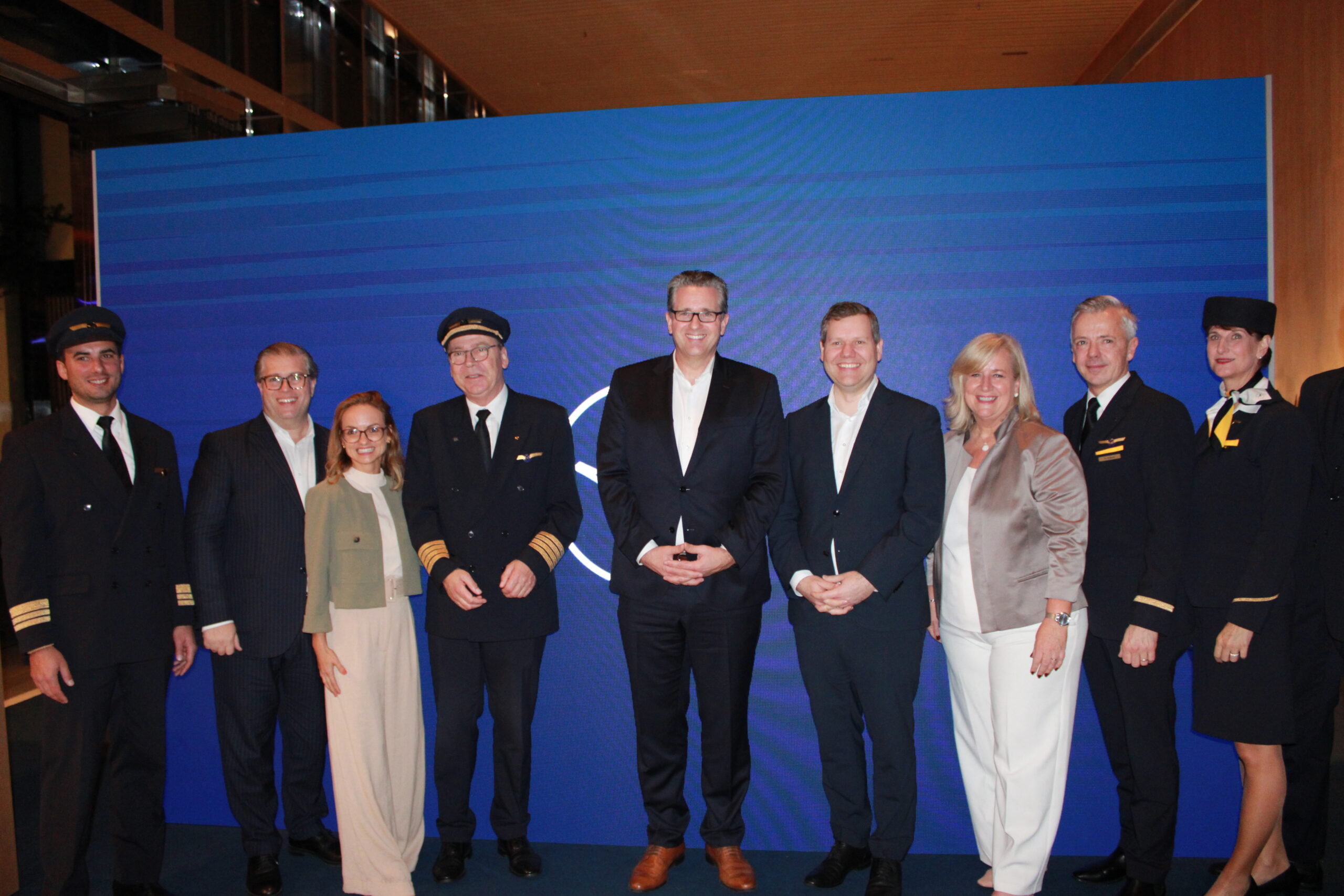 Comissários e equipe da Lufthansa presentes no evento