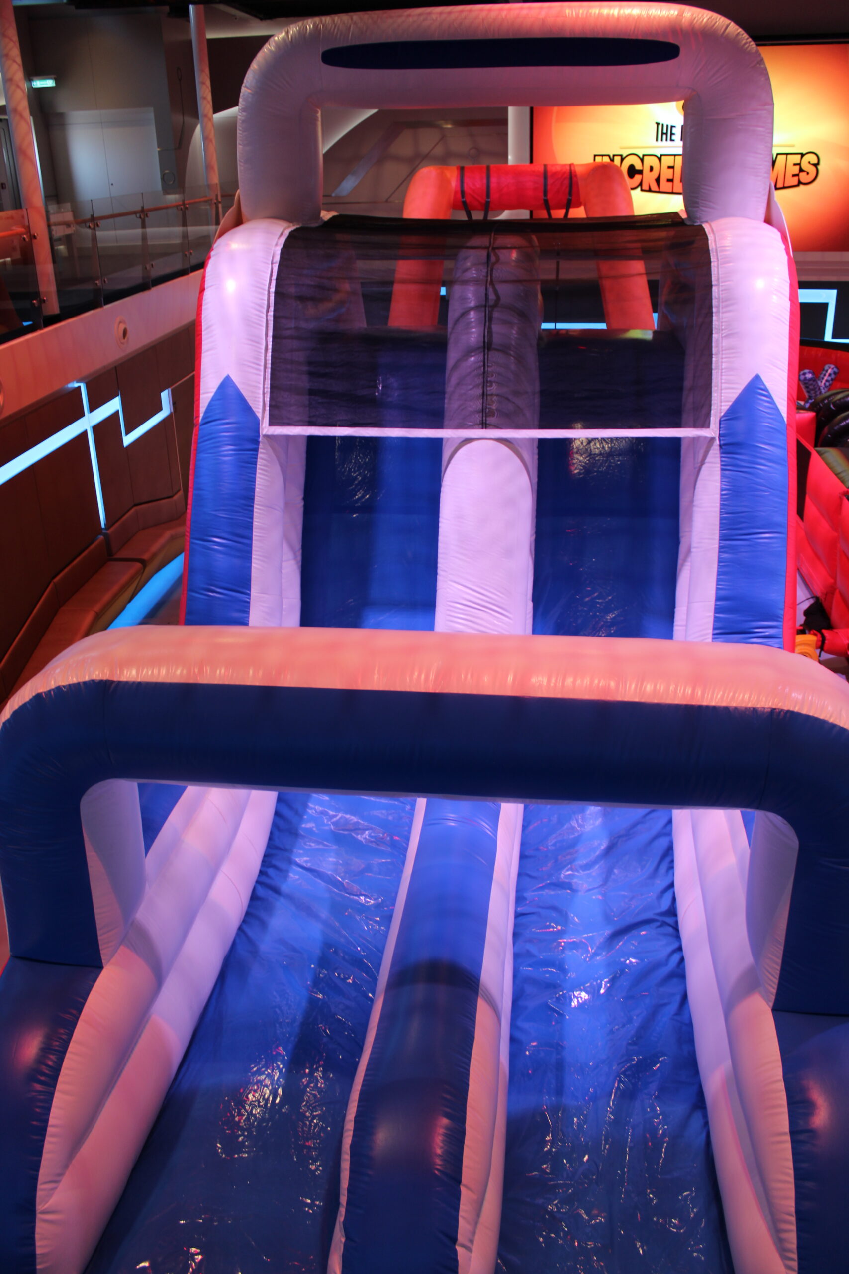 Inflável gigante faz a alegria de crianças e adultos