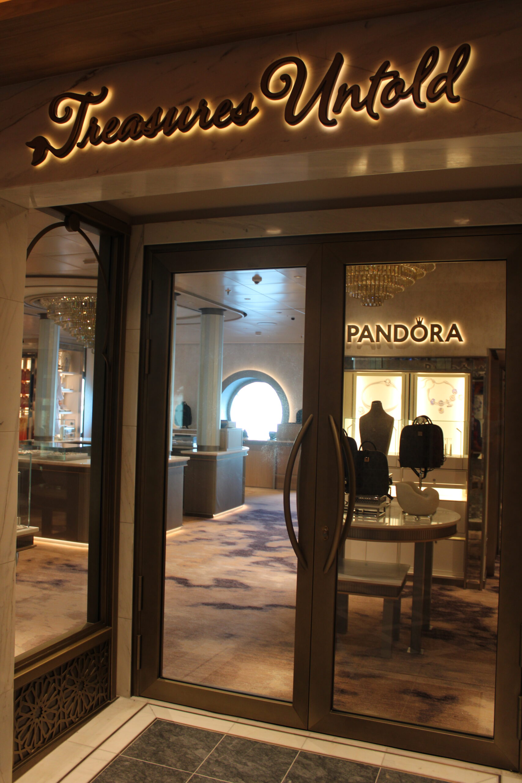 Itens de luxo são vendidos no Treasures Untold Itens de luxo são vendidos no Treasures Untold