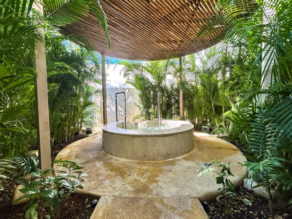 Jacuzzi na área externa do spa