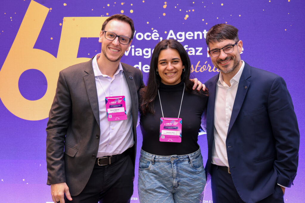 Janaína Brito, editora do M&E, entre Bruno Waltrick, da Abav-SP Aviesp, e Ignacio Palacios, da MSC Cruzeiros