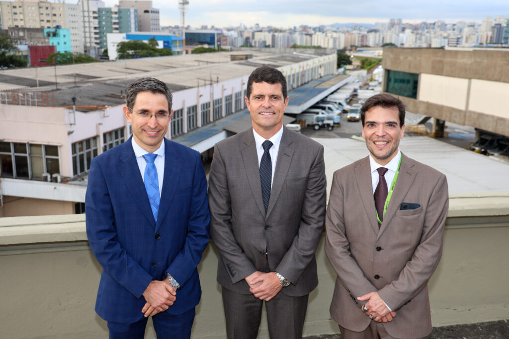 Joaquin Rodriguez, diretor geral da Aena Brasil, Santiago Yus, presidente da Aena no Brasil, e Marcelo Bento Ribeiro, diretor de relações institucionais, comunicação e ESG