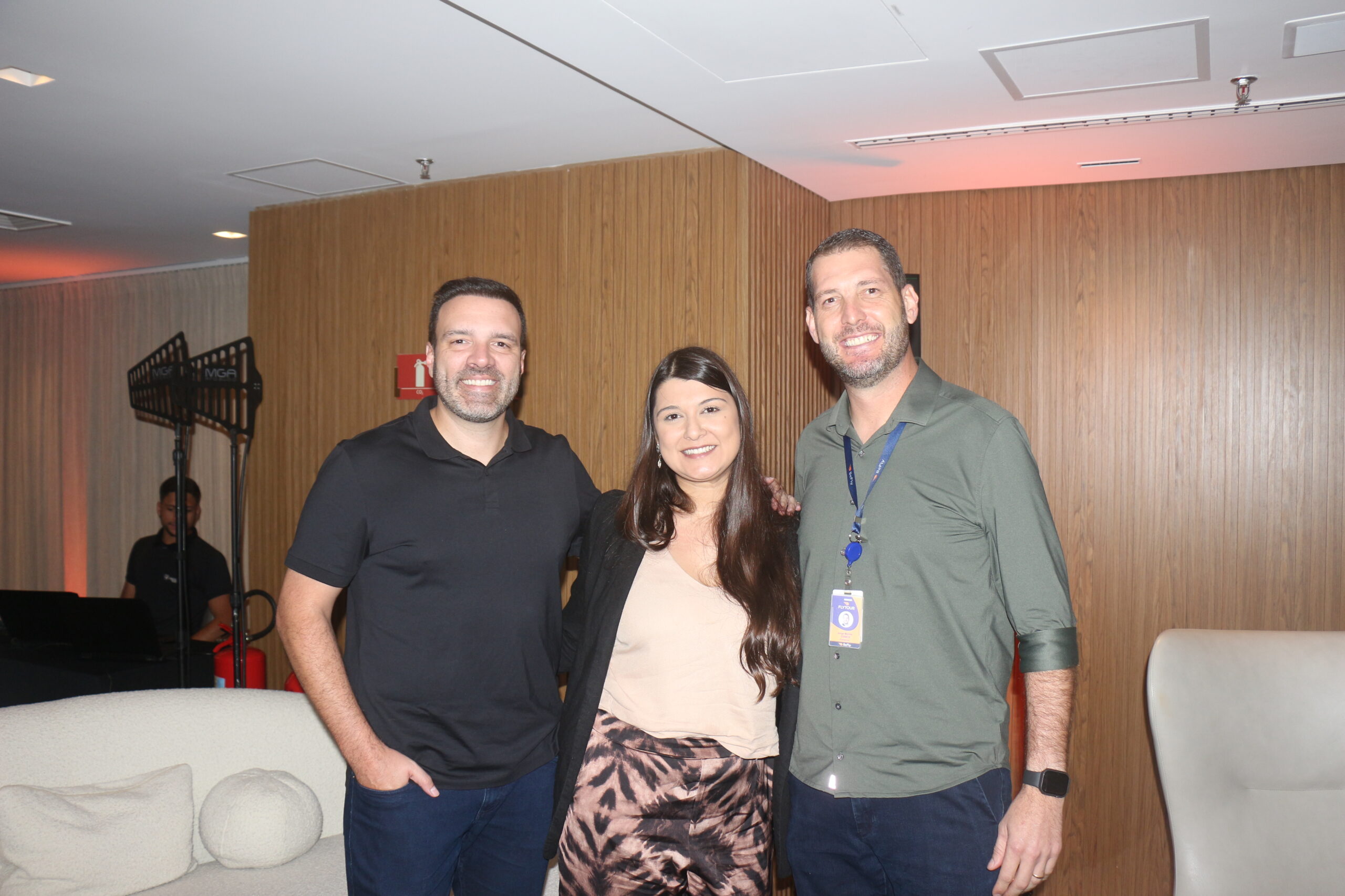 Jorge Marins e Fernando Lermi, da Flytour e Larissa Freitas, da BeFly Jorge Marins e Fernando Lermi, da Flytour e Larissa Freitas, da BeFly