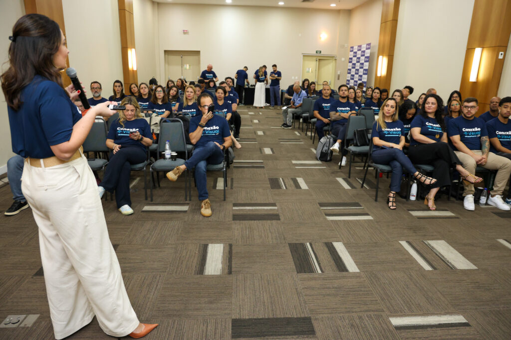 Karin Rocha, diretora executiva Jurídico e Compliance durante evento em São Paulo