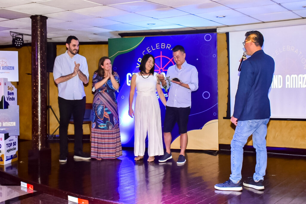Kido recebeu presentes de sua equipe, como forma de agradecimento pela liderança e desejo de sucesso nos negócios
