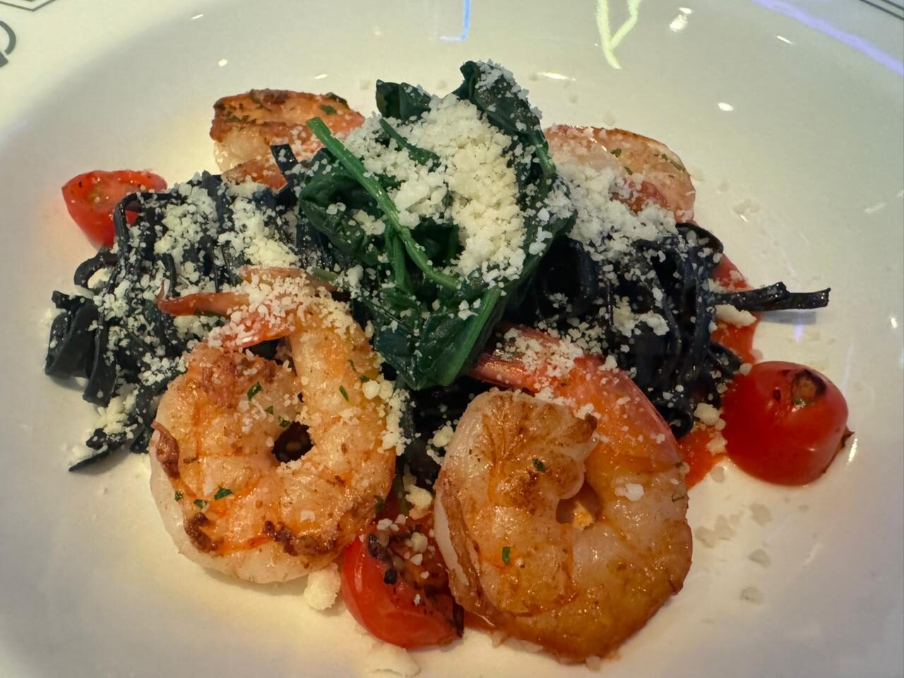 Linguini negro com camarões