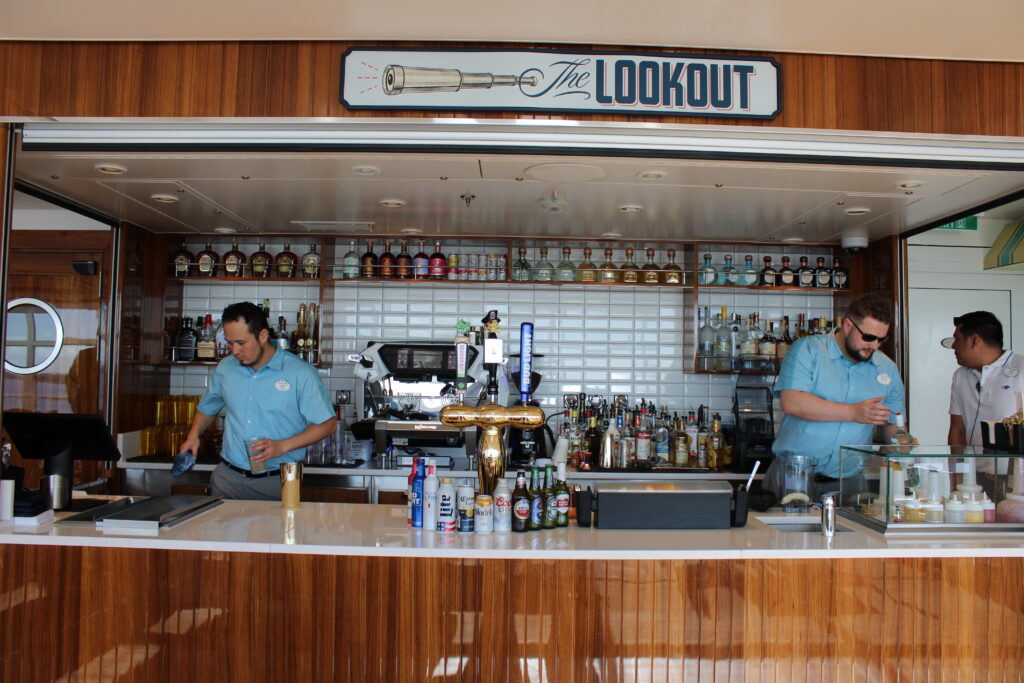 Lookout Bar, na área da piscina