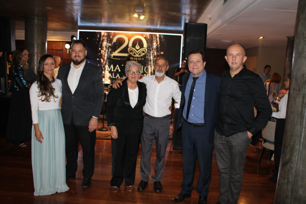 Luanda Duarte, Alcebiades Brisola, Maria de Fátima Duarte e Carlos Roberto, da EcoRunning; Angelo Toppan, do Majestic, e Mario Gilberto Costa Júnior, presidente do Destino Floripa & Região