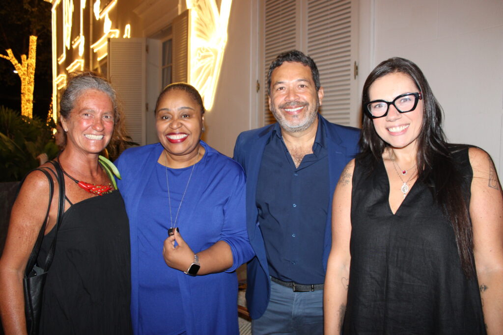 Mari Masgrau, do M&E, Georgia Mariano, da Diversa, com Jorge Souza e Giovana Paulineli, da Orinter