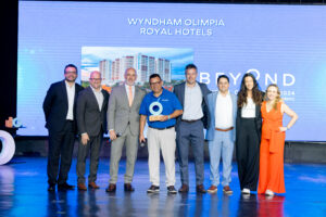 Mario Pio. Gerente Geral do Wyndham Olímpia Royal Hotel, recebe o Beyond Awards da equipe da Wyndham Hotels & Resorts.