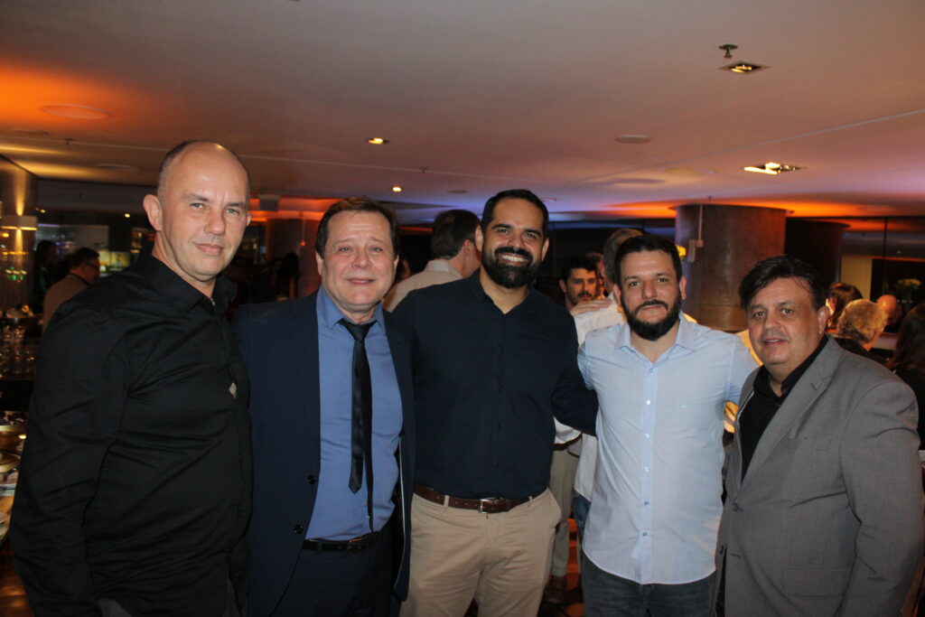Mário Posta, presidente do Destino Floripa & Região; Angelo Toppan, gerente Comercial do Majestic; Diego Paz, da Expedia; Daniel Farias, da Decolar, e Osny Maciel, presidente Abeoc-SC