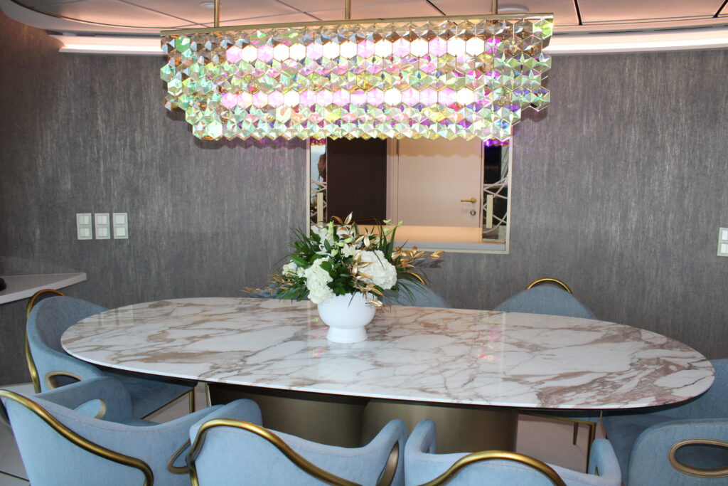 Mesa de jantar com lustre de cristais na Tomorrow Tower Suite
